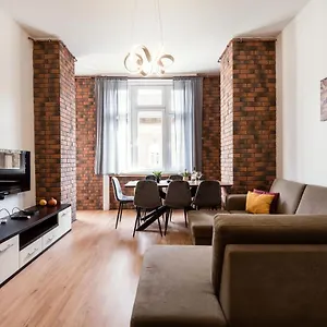Jacuzzi And Privacy With 2 Balconies And Free Garage Apartment