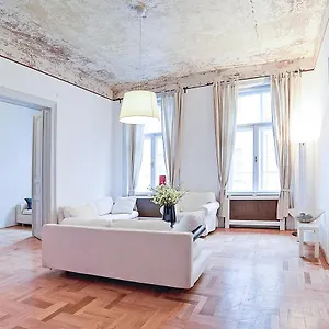 Apartment Beautiful 3 Bedroom In 7th District, Budapest