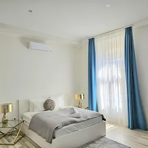 Designer Downtown Gem דירה